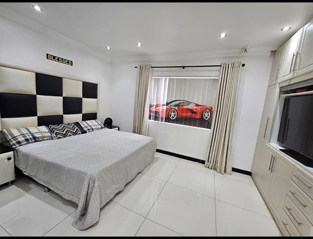 6 BEDROOM GATED ESTATE FOR SALE IN PANORAMA PARK